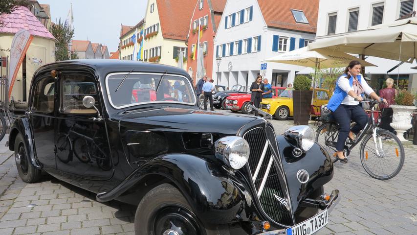 Bei der Klassiker-Parade lassen Autos wie dieses die Fan-Herzen höher schlagen. Bei der Klassiker-Parade lassen Autos wie dieses die Fan-Herzen höher schlagen.
