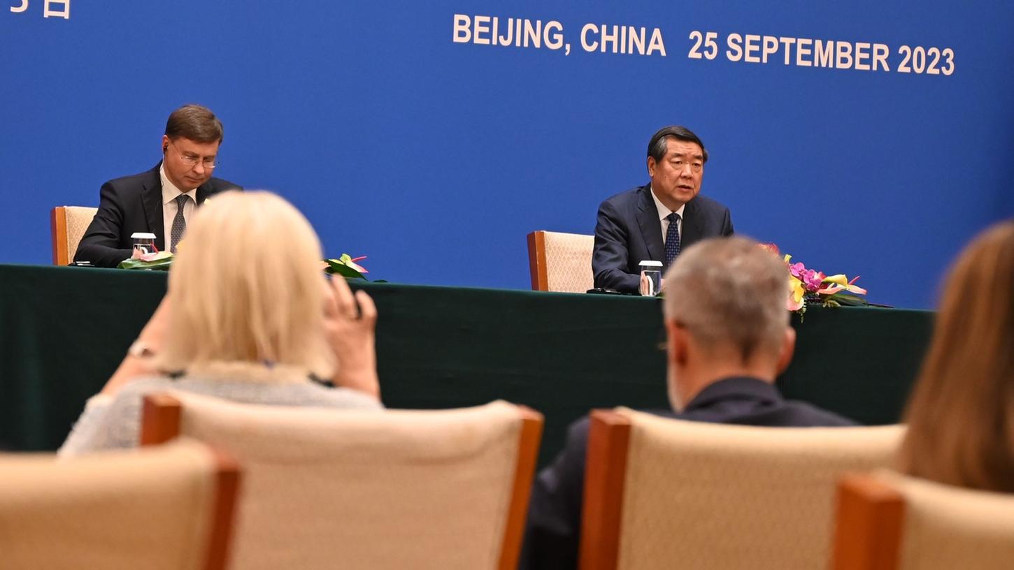 Chinas Vize-Premier He Lifeng (r.) spricht neben EU-Handelskommissar Valdis Dombrovskis auf einer Pressekonferenz nach dem EU-China-Dialog zu Handel und Wirtschaft. Chinas Vize-Premier He Lifeng (r.) spricht neben EU-Handelskommissar Valdis Dombrovskis auf einer Pressekonferenz nach dem EU-China-Dialog zu Handel und Wirtschaft.