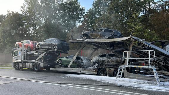Autotransporter in Flammen auf fränkischer Bundesstraße - Hybridfahrzeug erschwerte Löscharbeiten