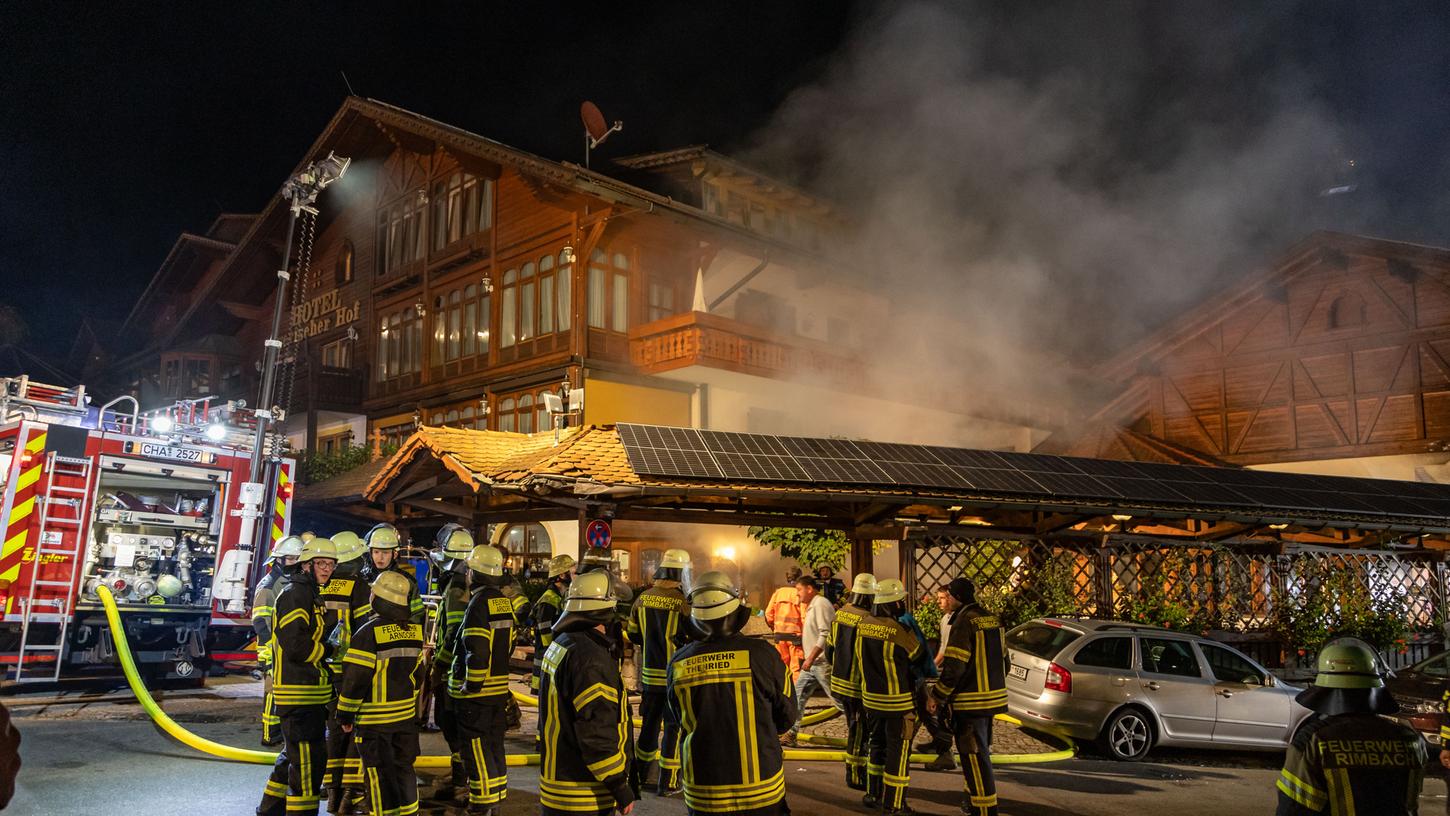 Die Feuerwehr rückte am Montagabend (25.09.2023) zu einem Brand in einem Hotel in Rimbach im oberpfälzischen Landkreis Cham aus. 