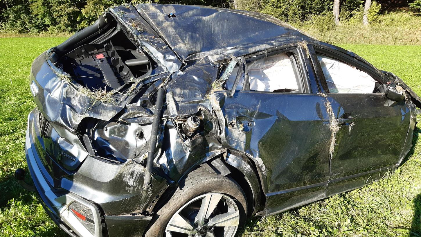 Völlig zerstört wurde dieser Audi bei einem Unfall, unter anderem wurde ein Vorderrad herausgerissen. Nachdem der Audi-Fahrer von der Straße Richtung Neuhaus abgekommen war, prallte der Wagen gegen einen Wasserdurchlass und überschlug sich, ehe er auf einer Wiese zum Stehen kam. Völlig zerstört wurde dieser Audi bei einem Unfall, unter anderem wurde ein Vorderrad herausgerissen. Nachdem der Audi-Fahrer von der Straße Richtung Neuhaus abgekommen war, prallte der Wagen gegen einen Wasserdurchlass und überschlug sich, ehe er auf einer Wiese zum Stehen kam.