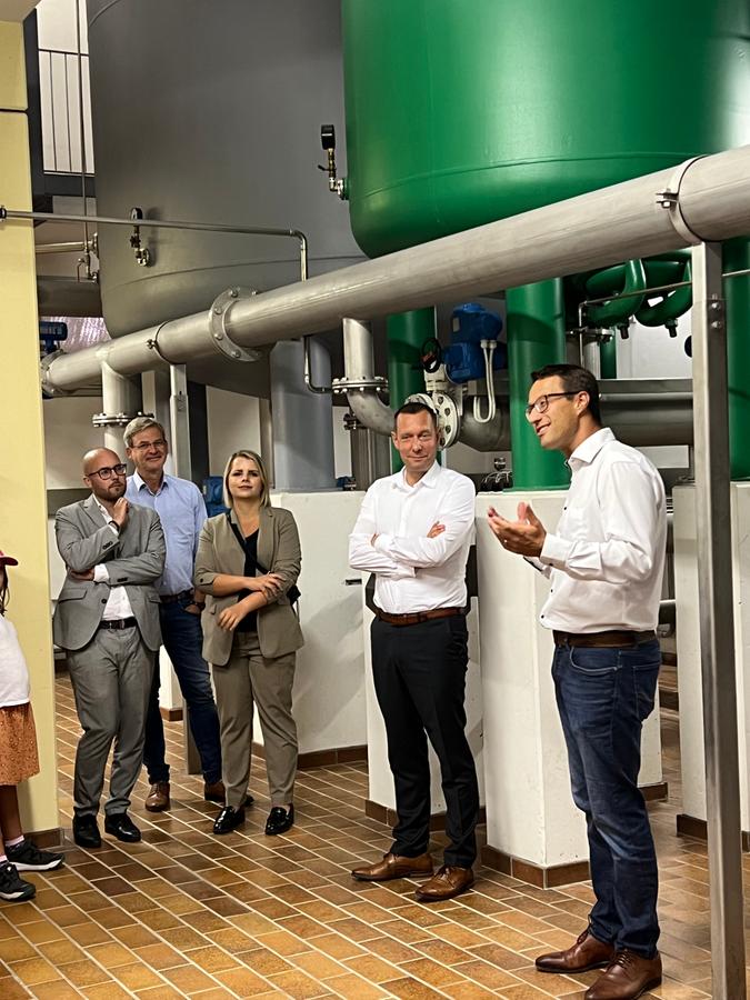 Interessierte konnten das Wasserwerk besichtigen und vieles über die Trinkwasserversorgung erfahren. Interessierte konnten das Wasserwerk besichtigen und vieles über die Trinkwasserversorgung erfahren.