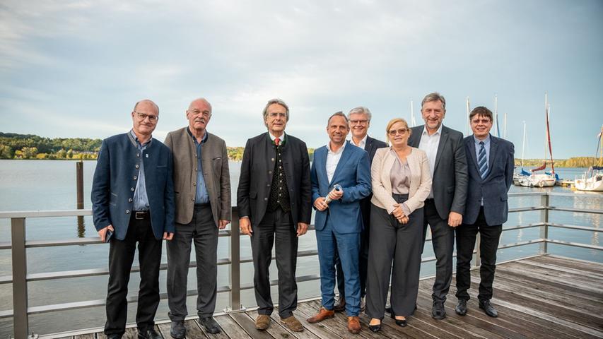 Der Landesfischereiverband Bayern traf sich zu einer Fachtagung im Langlauer "Seehotel". Mit dabei waren auch Axel Bartelt, Präsident des Landesfischereiverbands Bayern, und Bayerns Umweltminister Thorsten Glauber (Mitte). Der Landesfischereiverband Bayern traf sich zu einer Fachtagung im Langlauer "Seehotel". Mit dabei waren auch Axel Bartelt, Präsident des Landesfischereiverbands Bayern, und Bayerns Umweltminister Thorsten Glauber (Mitte).