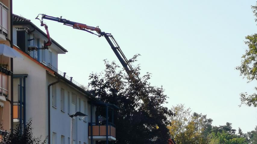 Mit der Drehleiter gelangen die Einsatzkräfte der Feuerwehr Feucht in die Wohnung der verunglückten Frau. Mit der Drehleiter gelangen die Einsatzkräfte der Feuerwehr Feucht in die Wohnung der verunglückten Frau.