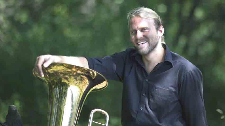 Mit Andreas Martin Hofmeir folgt ein wahres Multitalent der Einladung des Kulturvereins Neustadt. Mit Andreas Martin Hofmeir folgt ein wahres Multitalent der Einladung des Kulturvereins Neustadt.