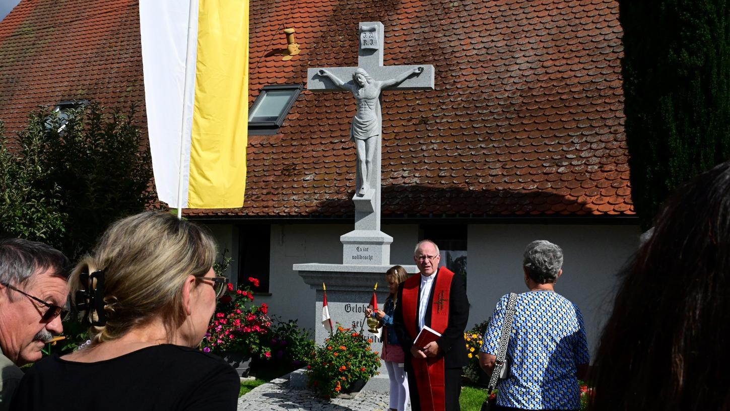 Das neue Steinkreuz in Sigritzau wurde nun eingeweiht. Das neue Steinkreuz in Sigritzau wurde nun eingeweiht.
