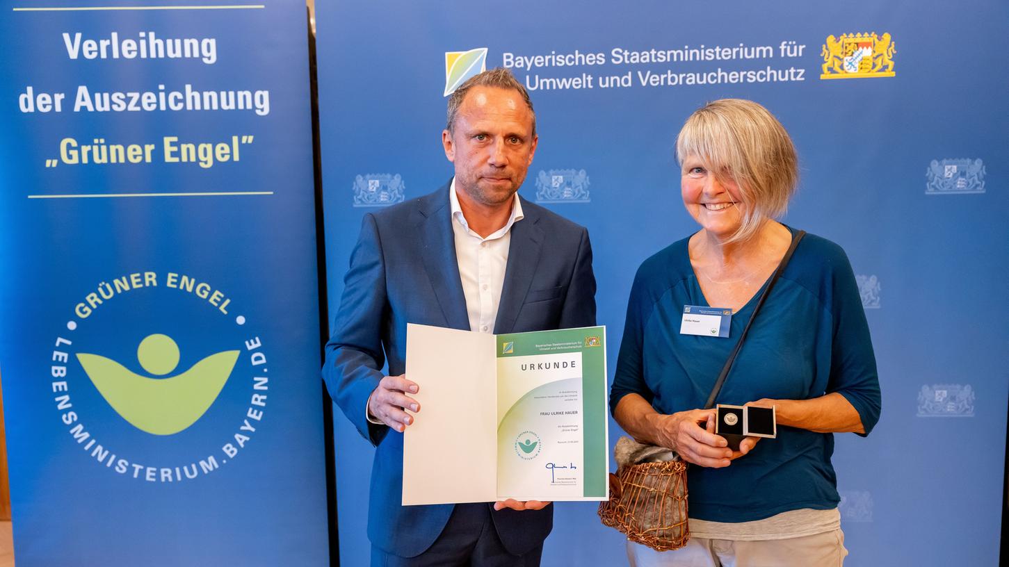 Auszeichnung Grüner Engel: Umweltminister Thorsten Glauber überreicht Ulrike Hauer die Urkunde und die Ehrennadel. Auszeichnung Grüner Engel: Umweltminister Thorsten Glauber überreicht Ulrike Hauer die Urkunde und die Ehrennadel.