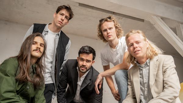 Die norwegische Band Kakkmaddafakka tourt endlich wieder durch die Lande. Am Samstag legen die Jungs einen Halt in Erlangen ein. Ab 19 Uhr steht die Indie-Pop-Truppe im E-Werk auf der Bühne.