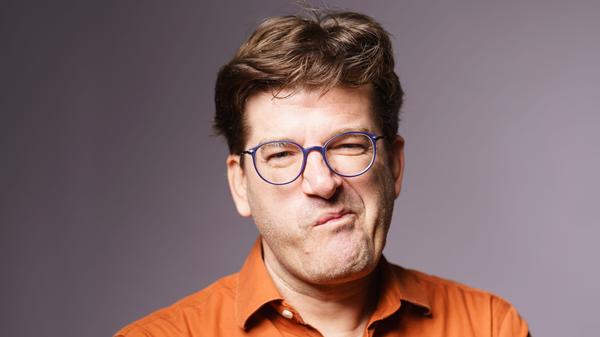 Das Erlanger Fifty-Fifty begrüßt am Samstagabend den in Berlin lebenden Kabarettisten Nils Heinrich bei sich auf dem Podium. Der Komödiant und Betreiber mehrerer Podcasts agiert ab 20 Uhr auf den Brettern.