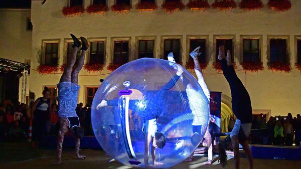 Das Wort Kultur wird am Samstag in Neumarkt großgeschrieben, denn bei der Kulturnacht finden zu später Stunde Konzerte, Poetry Slams, Lesungen, akrobatische Performances und vieles mehr in Galerien, Museen und anderen Lokalitäten der Innenstadt statt. Das unter dem Motto „Tier und Mensch“ stehende Fest startet mit einer Ausstellungseröffnung im Stadtquartier Neuer Markt um 16 Uhr. Die offizielle Eröffnung erfolgt im Reitstadel auf dem Residenzplatz um 18 Uhr.