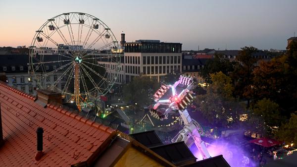 Die Michaelis-Kirchweih schmückt sich nicht umsonst mit dem Beinamen, die Königin der fränkischen Kirchweihen zu sein, denn das reizvolle Straßenfest fernab von jedweder Ballermann-Gaudi schätzt man nicht nur in Fürth, sondern auch weit über die Grenzen der Kleeblattstadt hinaus. Am Samstag beginnt die Kärwa ohne große Bierzelte, aber mit viel Charme mit einem Fanfarenkonzert vom Rathausturm um 10.05 Uhr. Schluss mit dem Rummel ist am 11. Oktober.