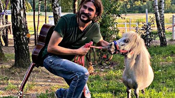 El Mago Masin hat sich auf den Weg gemacht, das kleinste Pferd der Welt zu finden - und hat es gefunden. Bombel, so sein Name, lebt in Polen. Am Sonntag stellt der Kabarettist und Musiker sein dabei entstandenes witziges Roadmovie im Gutmann vor. Beginn: 18 Uhr