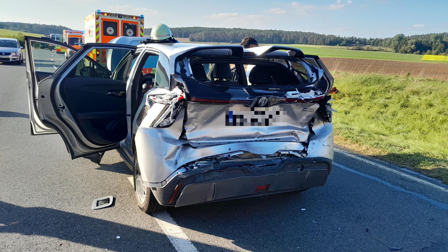 Die Fahrerin dieses Elektroautos wollte auf der Staatsstraße 2222 bei Thannhausen nach links in den Ort einfahren. Dabei wurde sie von einem Lastwagenfahrer gerammt.