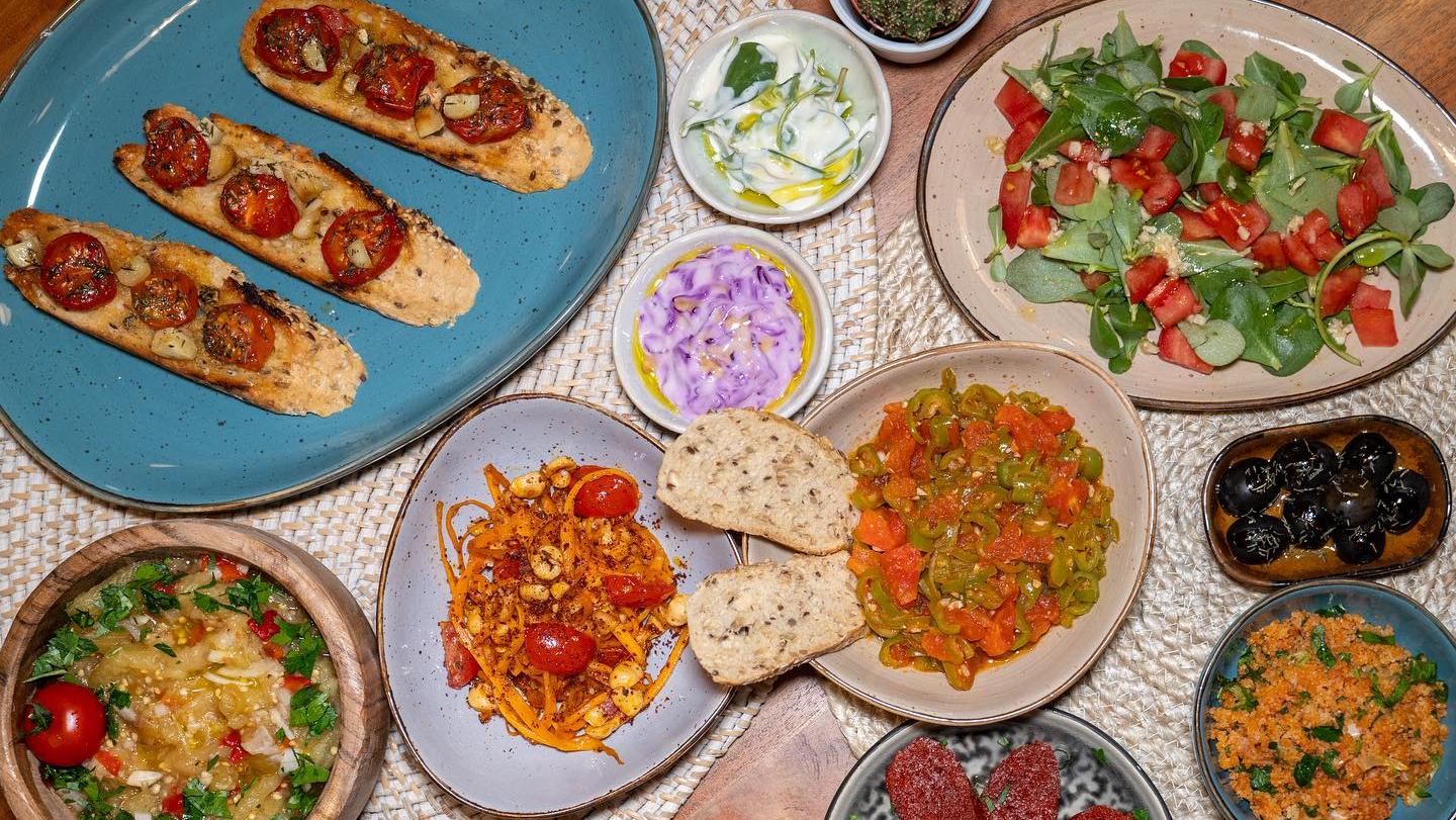 Im neuen Café Rengârenk gibt es vegane Meze. Im neuen Café Rengârenk gibt es vegane Meze.
