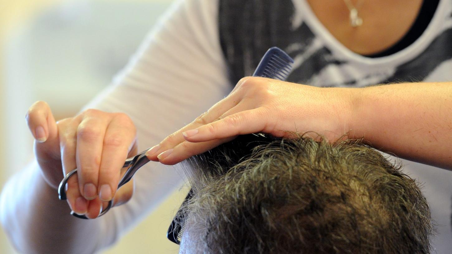 In einem Friseursalon in Eggolsheim kam es zu einer Nötigung. (Symbolbild)