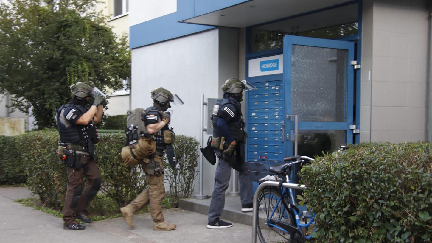 Polizei-Großeinsatz in Erlangen: Mann hält Passanten Waffe an den Kopf. (Symbolbild) Polizei-Großeinsatz in Erlangen: Mann hält Passanten Waffe an den Kopf. (Symbolbild)