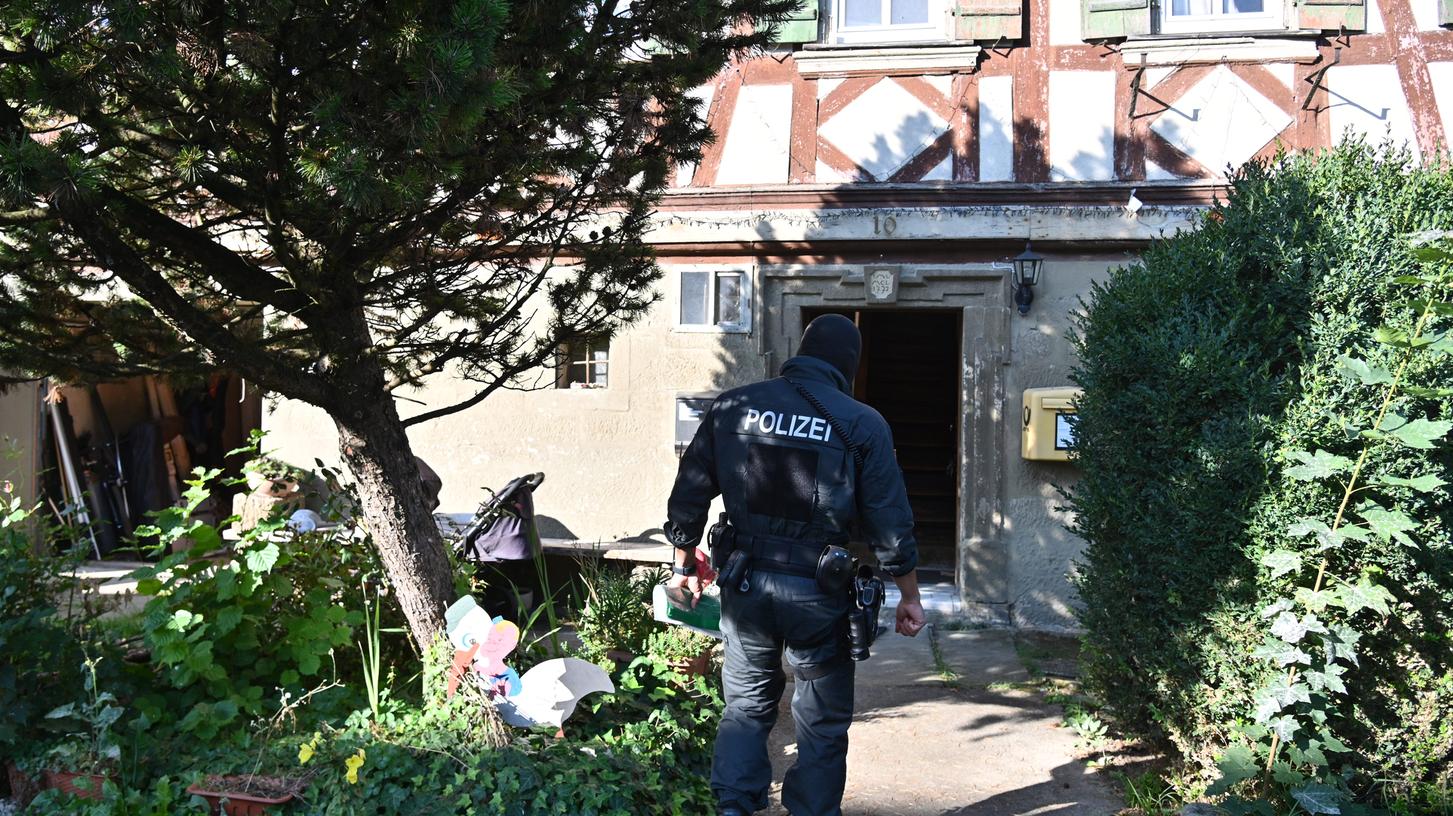 In Hesselbronn bei Schwäbisch Hall durchsuchte die Polizei ein Anwesen der "Artgemeinschaft".