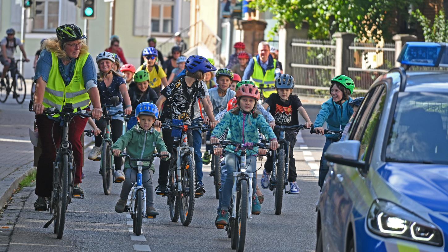 Rund 150 Radfahrer, darunter viele Kinder, beteiligten sich auch 2023 an der Aktion "Kidical Mass" von ADFC, BN und VCD in Schwabach.