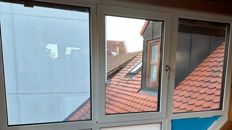 Neue Fenster im Eingangsbereich des Vereinsheims sorgen für eine klare Sicht und Energieeinsparung. Neue Fenster im Eingangsbereich des Vereinsheims sorgen für eine klare Sicht und Energieeinsparung.