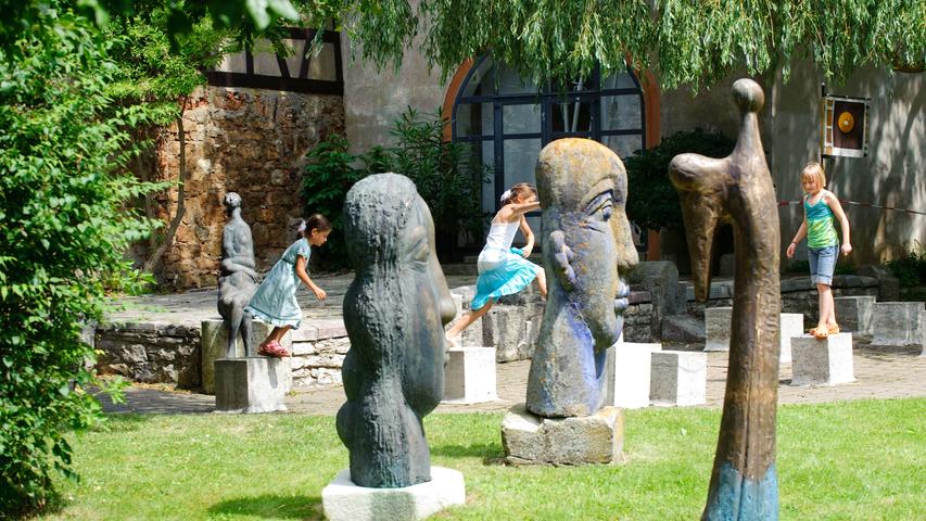 Im Innenhof des Schlosses Spielberg entdecken Besucher interessante Skulpturen.