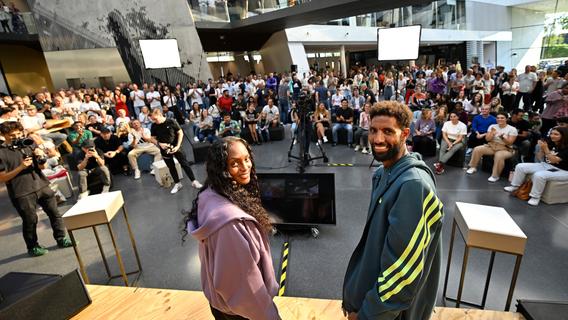 Jubel um neue Weltrekordlerin in Herzogenaurach: Marathon-Läuferin Tigist Assefa zu Gast bei Adidas