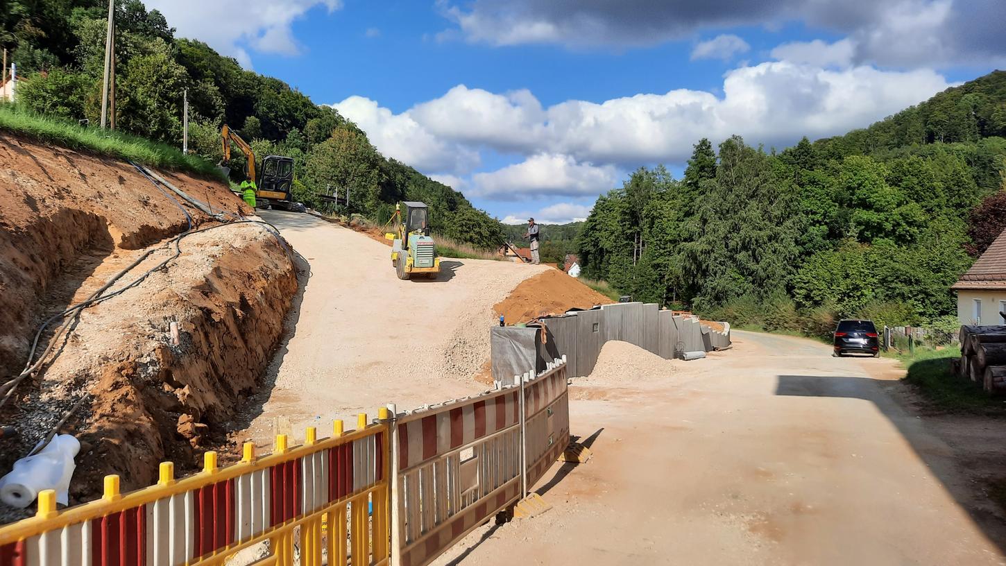 Die Haidlinger Straße in Osternohe wird neu gebaut. Für die letzten Arbeiten rollt nun eine Maschine an, die Spundwände in die Erde rammt. Die Haidlinger Straße in Osternohe wird neu gebaut. Für die letzten Arbeiten rollt nun eine Maschine an, die Spundwände in die Erde rammt.