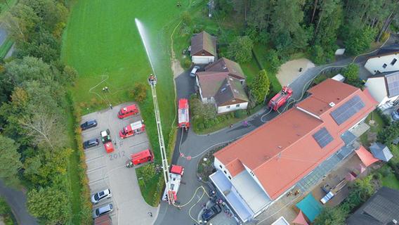 In Buchau übten 110 Aktive aus 13 Wehren Auswirkungen eines Böschungsbrands auf die Ortschaft