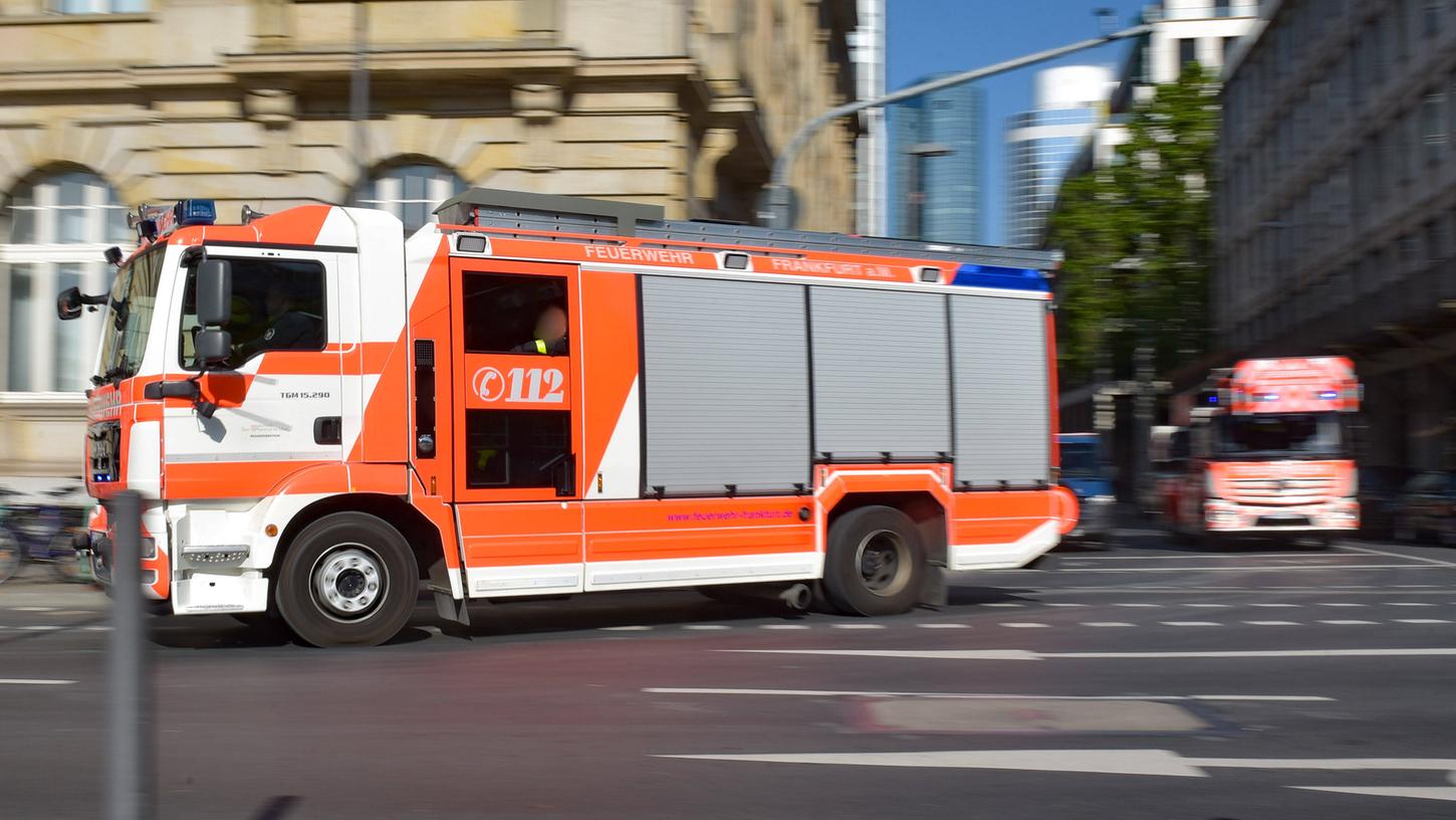 Die örtliche Feuerwehr rückte nach der Brandmeldung sofort aus (Symbolbild). Die örtliche Feuerwehr rückte nach der Brandmeldung sofort aus (Symbolbild).