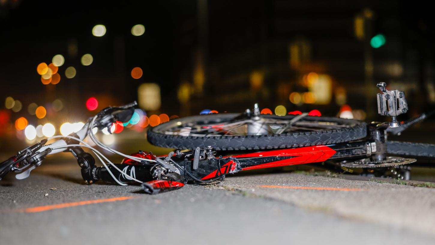 Das völlig zerstörte Rad liegt auf der Straße. Das völlig zerstörte Rad liegt auf der Straße.