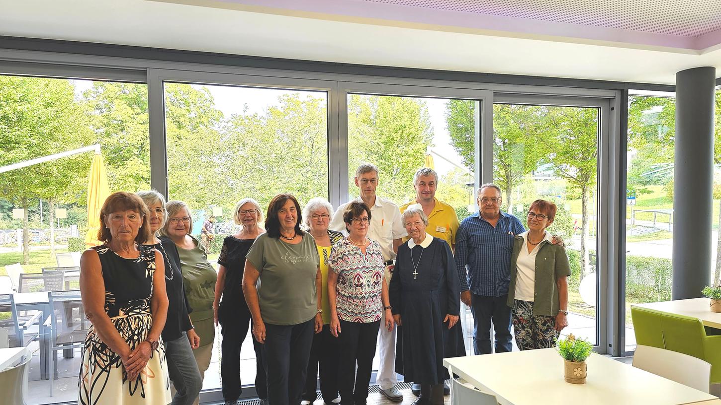 Neun ehemalige Pflegekräfte zusammen mit ihrer ehemaligen Lehrkraft sowie Chefarzt Dr. Heiko Priesmeier und Bereichsleiter Christian Kohler beim "Klassentreffen" der besonderen Art im Klinikum Altmühlfranken Gunzenhausen. Neun ehemalige Pflegekräfte zusammen mit ihrer ehemaligen Lehrkraft sowie Chefarzt Dr. Heiko Priesmeier und Bereichsleiter Christian Kohler beim "Klassentreffen" der besonderen Art im Klinikum Altmühlfranken Gunzenhausen.