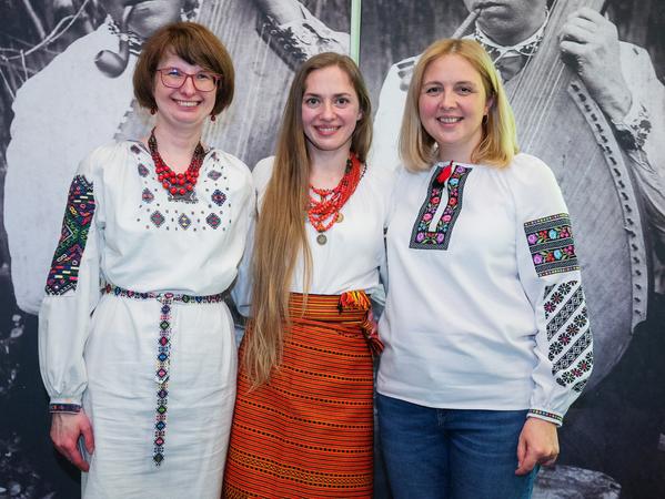 Liuba Tkachuk (Mitte) kümmert sich mit zwei weiteren Koordinatorinnen um die Samstagsschule und die vielen Angebote. Liuba Tkachuk (Mitte) kümmert sich mit zwei weiteren Koordinatorinnen um die Samstagsschule und die vielen Angebote.