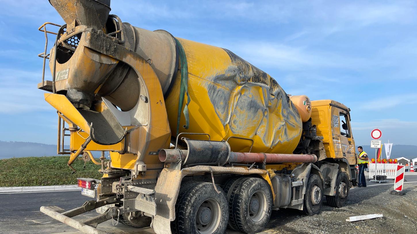 Der Fahrer des Betonmischers wurde bei dem Unfall nicht verletzt. Der umgestürzter Laster konnte mithilfe von Baggern wieder aufgestellt werden. Der Fahrer des Betonmischers wurde bei dem Unfall nicht verletzt. Der umgestürzter Laster konnte mithilfe von Baggern wieder aufgestellt werden.