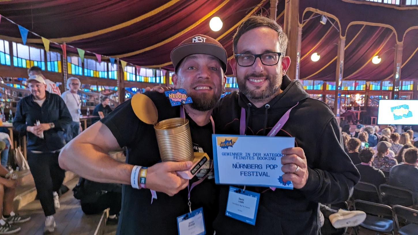David Lodhi (rechts) und Simon Strauss mit ihrer Trophäe für das Nürnberg Pop Festival bei der Preisverleihung in Hamburg. David Lodhi (rechts) und Simon Strauss mit ihrer Trophäe für das Nürnberg Pop Festival bei der Preisverleihung in Hamburg.