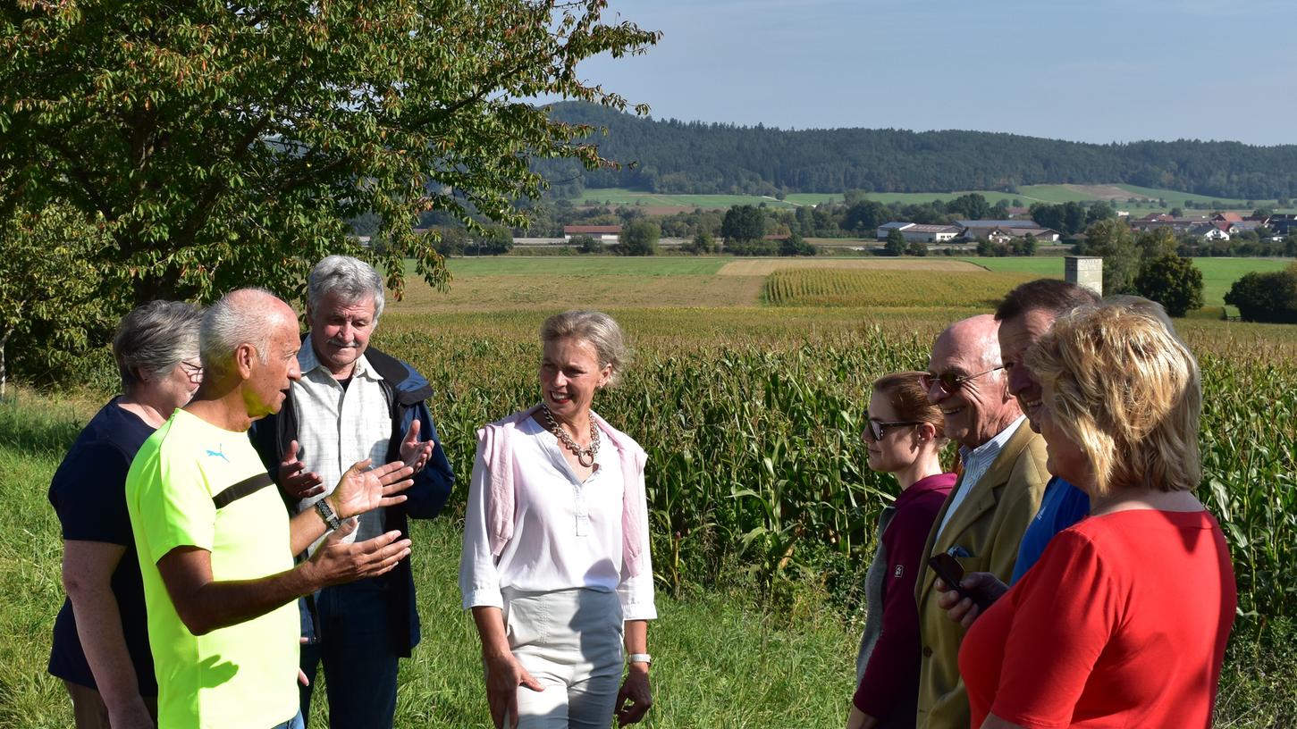 das Frau Dr. Ira Hörndler mit Vertretern der Rittershofer Bürgerinitiative vor dem Hintergrund des geplanten Solarfeldes zeigt, ist ebenfalls beigefügt (Foto: Stefan Spies).