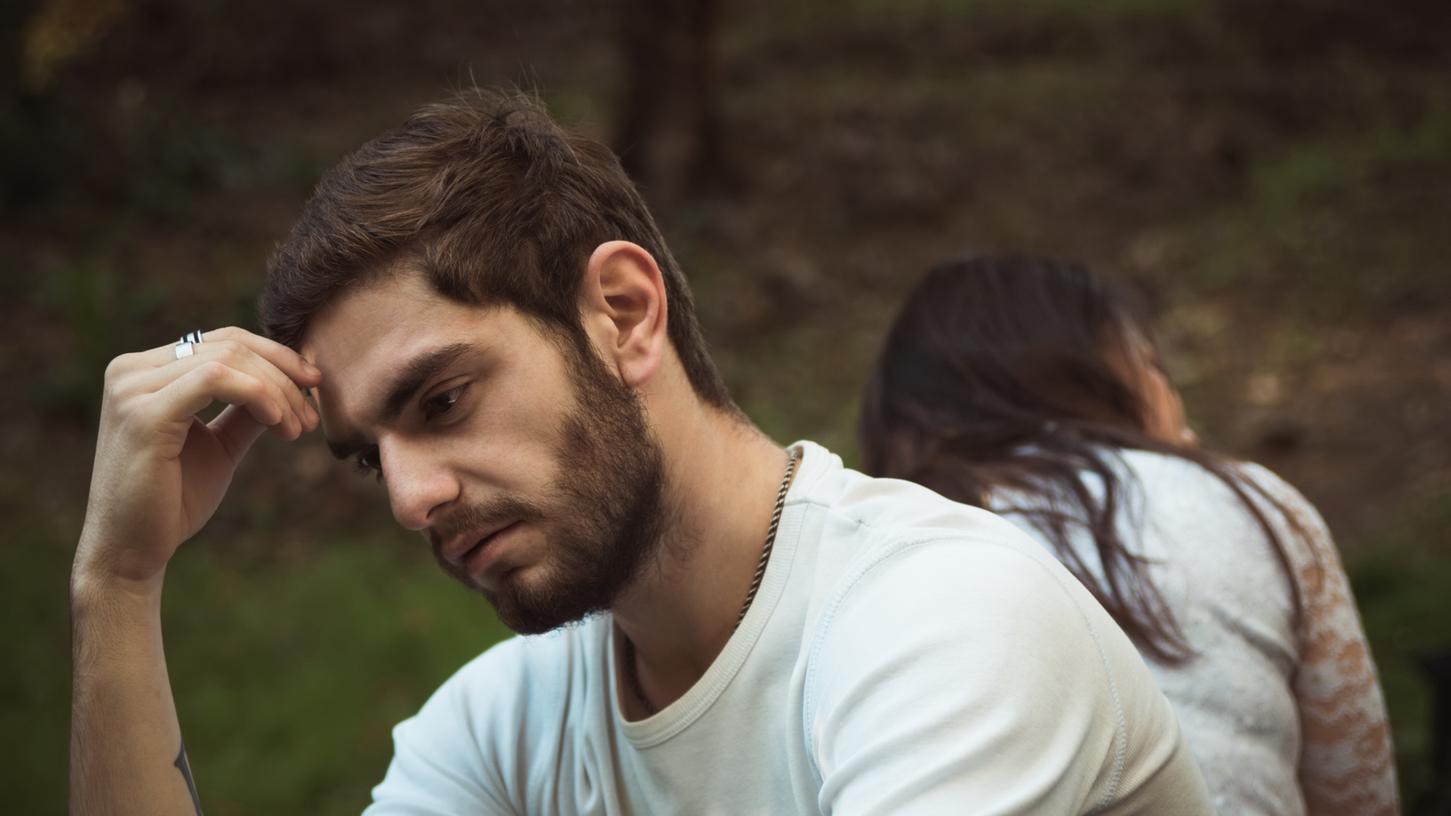 Gerade noch vertraut und intim - und plötzlich zieht der Partner sich zurück: Das ist ein Anzeichen für Bindungsangst.