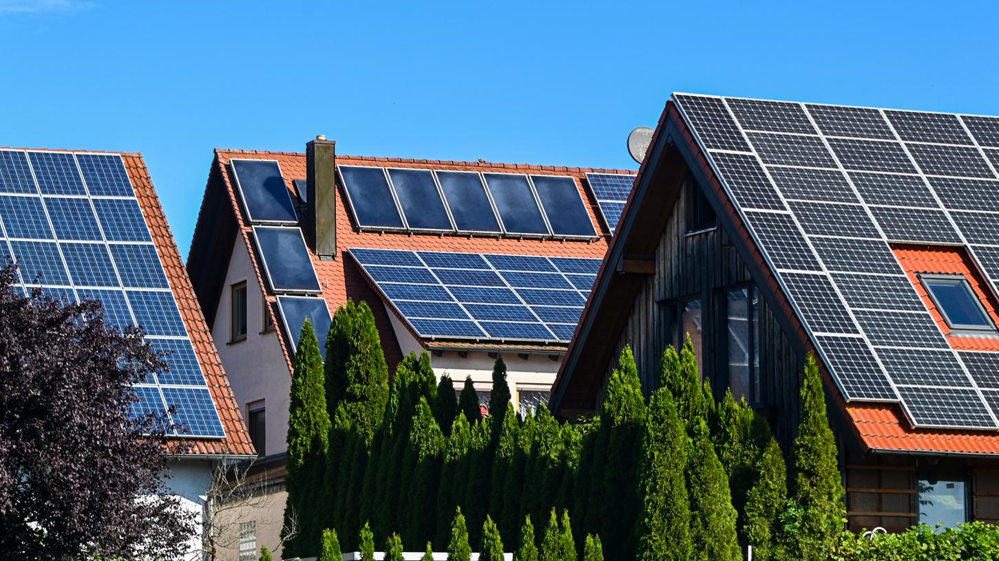 Photovoltaikanlagen auf den Hallerndorfer Dächern: Nach der erfolgreichen Realisierung einer Bürger-Photovoltaikanlage auf dem Bauhof der Gemeinde, folgten viele weitere Solarpaneele auf Privathäusern.
