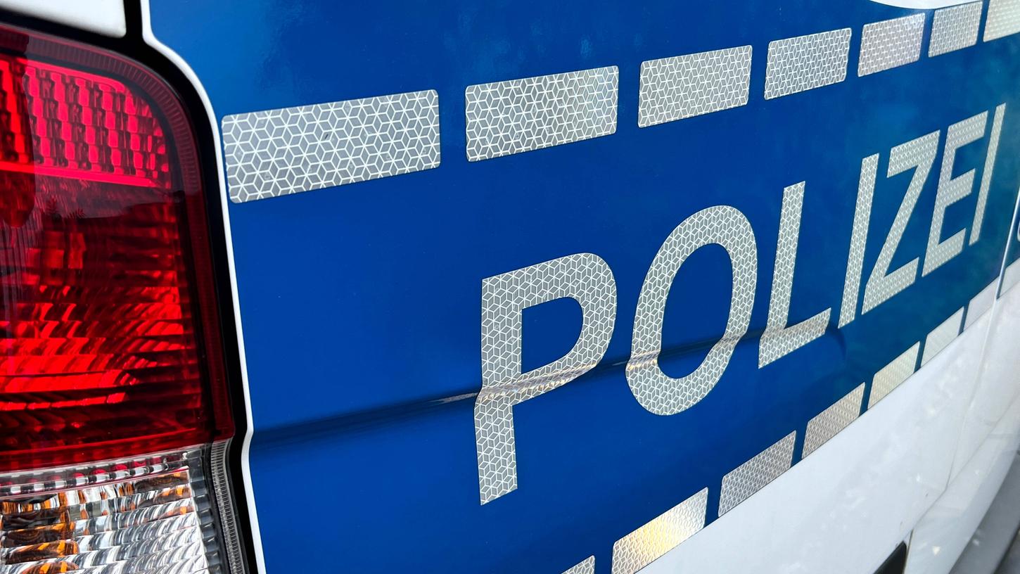 Hinweise für eine Fahruntüchtigkeit des Pkw-Fahrers, der am Samstag, 2. Dezember 2023 in Erlangen in das Gelände eines Autohauses gefahren ist, gibt es nach Angaben der Polizeiinspektion Erlangen-Stadt nicht. 