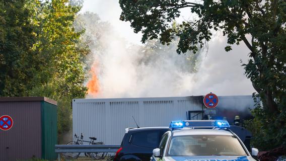 Großeinsatz in Erlangen: Asylunterkunft brennt lichterloh - ein Verletzter