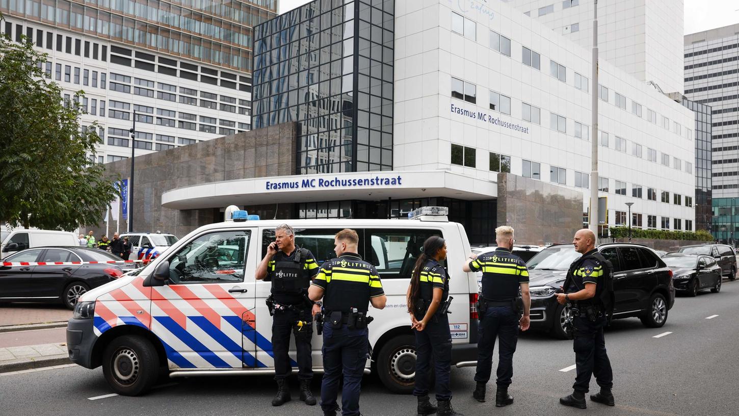 Polizeibeamte stehen vor dem Erasmus-Krankenhaus in Rotterdam. Polizeibeamte stehen vor dem Erasmus-Krankenhaus in Rotterdam.