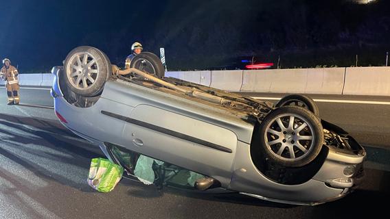 Unfall auf der A9 in Franken: Auto überschlägt sich mehrmals