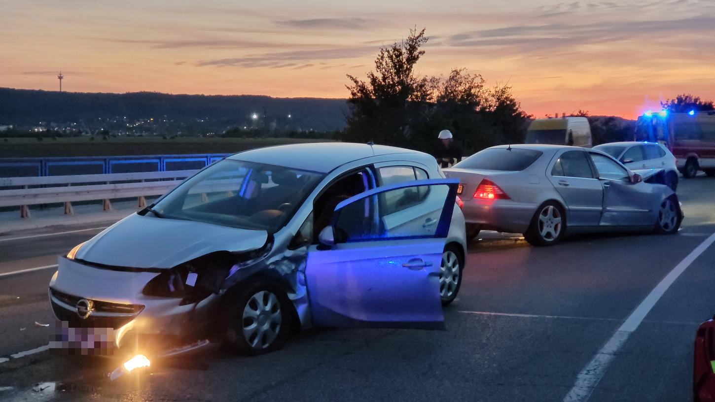 Bei dem Unfall wurden zwei Menschen verletzt. Bei dem Unfall wurden zwei Menschen verletzt.
