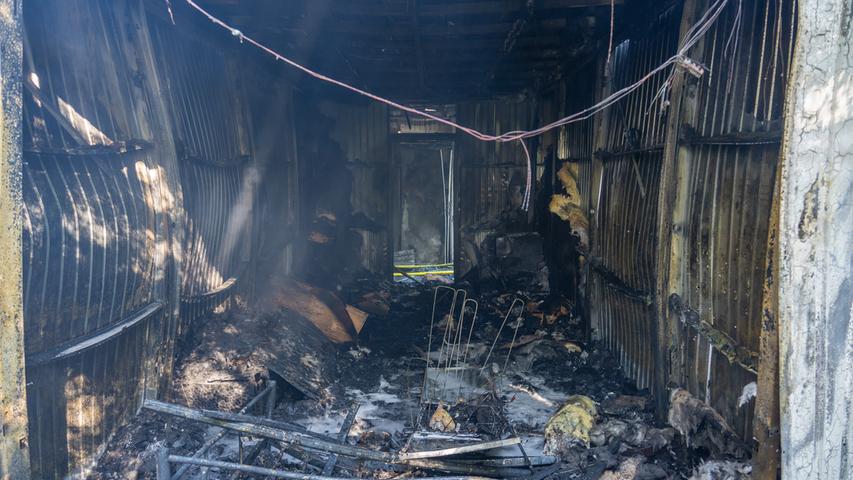 Am Donnerstagnachmittag ist es zu einem Großbrand in einer Asylbewerberunterkunft in der Schallershofstraße in Erlangen gekommen. Bei Eintreffen der Einsatzkräfte von Feuerwehr und Polizei stand einer der Container in Vollbrand. Am Donnerstagnachmittag ist es zu einem Großbrand in einer Asylbewerberunterkunft in der Schallershofstraße in Erlangen gekommen. Bei Eintreffen der Einsatzkräfte von Feuerwehr und Polizei stand einer der Container in Vollbrand.