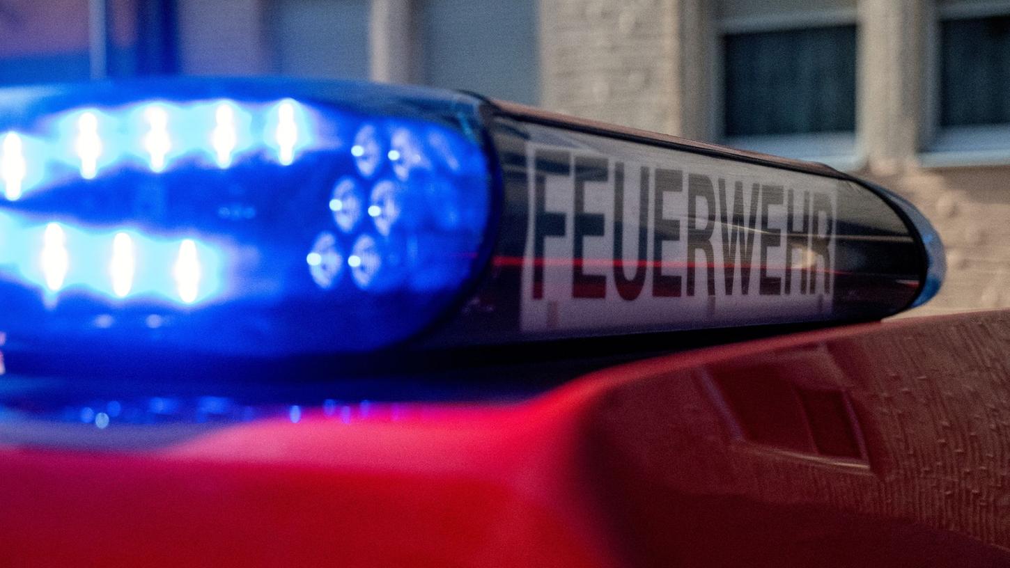 Ein Auto geriet auf der A9 in Feuer (Symbolbild). Ein Auto geriet auf der A9 in Feuer (Symbolbild).