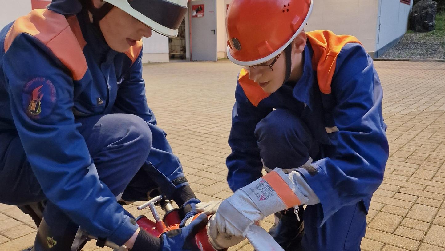 Feuerwehr-Jugendgruppen aus ganz Oberfranken stellen am Samstag ihr Wissen und Können unter Beweis. Feuerwehr-Jugendgruppen aus ganz Oberfranken stellen am Samstag ihr Wissen und Können unter Beweis.