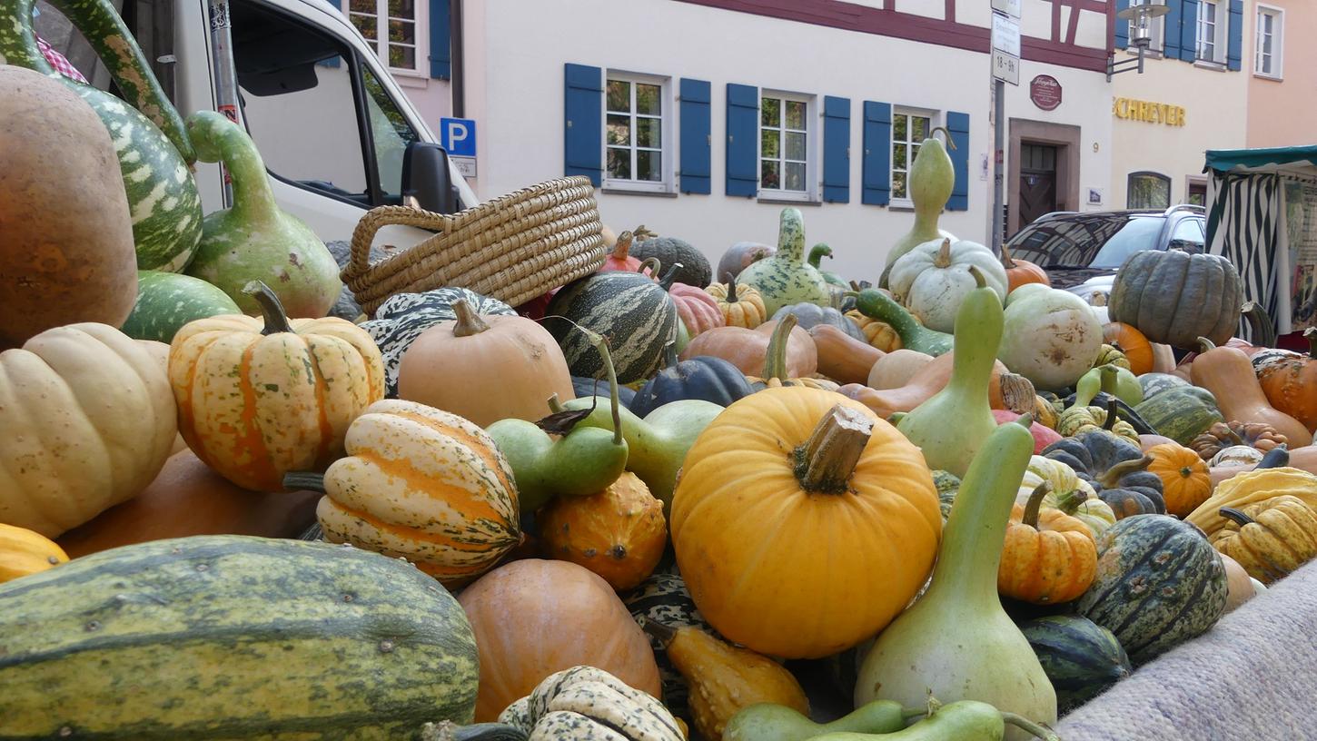 Jubiläum! Zum 25. Mal findet am 7. Oktober der Schwabacher Regionalmarkt statt. Veranstaltet wird er vom Landschaftspflegeverband zusammen mit der Stadt Schwabach. Und klar ist schon jetzt: Das wird bunt! Jubiläum! Zum 25. Mal findet am 7. Oktober der Schwabacher Regionalmarkt statt. Veranstaltet wird er vom Landschaftspflegeverband zusammen mit der Stadt Schwabach. Und klar ist schon jetzt: Das wird bunt!