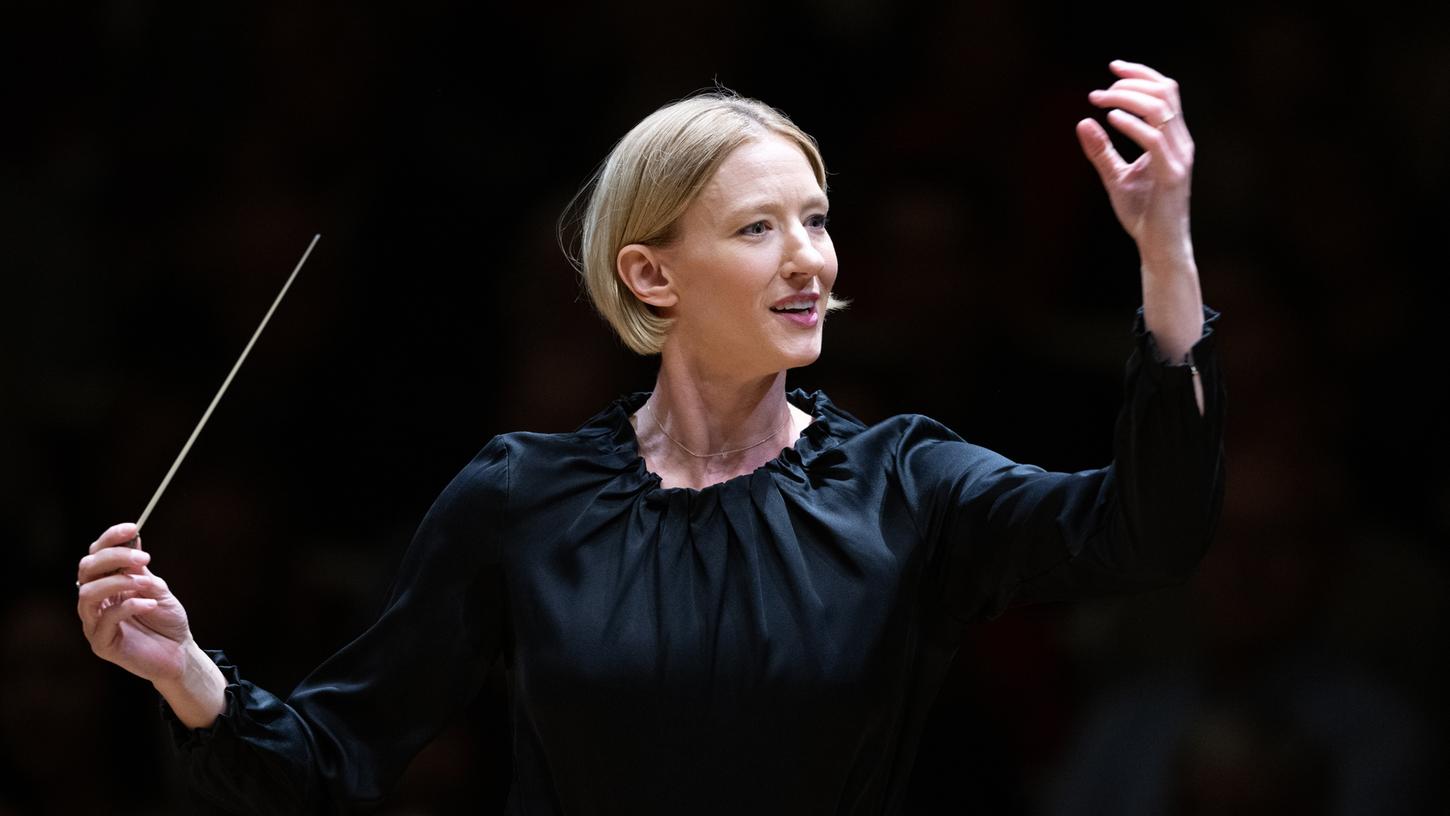 Dieser Einstand war ein voller Erfolg: Joana Mallwitz, Chefdirigentin am Konzerthaus Berlin, dirigiert zur Eröffnung der Saison das Konzerthausorchester Berlin.
