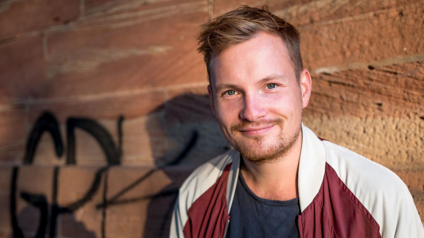 Eine kleine Reise durch die Geschichte der Kunst: Stand-Up-Comedian Jakob Schwerdtfeger bringt sein Publikum im M11 zum Lachen. Eine kleine Reise durch die Geschichte der Kunst: Stand-Up-Comedian Jakob Schwerdtfeger bringt sein Publikum im M11 zum Lachen.