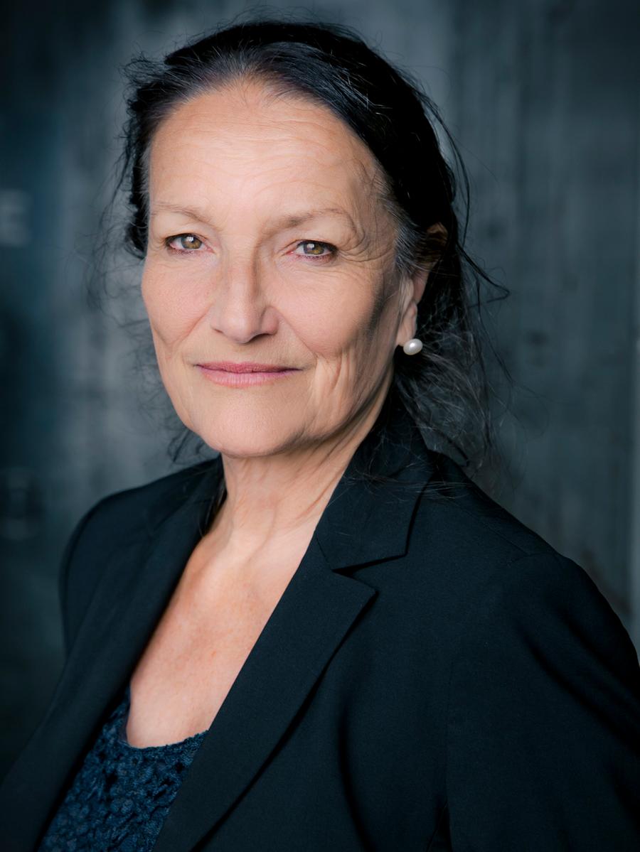 Mitte Oktober stellt die Nürnberger Schauspielerin Patricia Litten ins Haus des Gastes ihre multimediale Lesung "Eine Mutter kämpft gegen Hitler" vor, basierend auf dem gleichnamigen Buch ihrer Großmutter. Mitte Oktober stellt die Nürnberger Schauspielerin Patricia Litten ins Haus des Gastes ihre multimediale Lesung "Eine Mutter kämpft gegen Hitler" vor, basierend auf dem gleichnamigen Buch ihrer Großmutter.