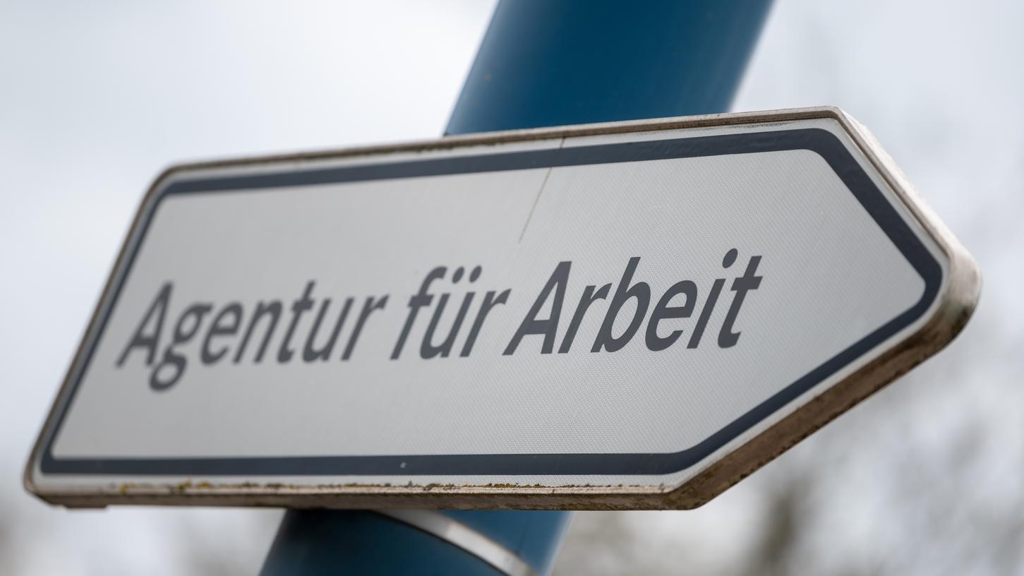 Im Oktober sind noch mal viele junge Menschen ins Arbeitsleben gestartet. Das machte sich auch in der Statistik bemerkbar. Im Oktober sind noch mal viele junge Menschen ins Arbeitsleben gestartet. Das machte sich auch in der Statistik bemerkbar.