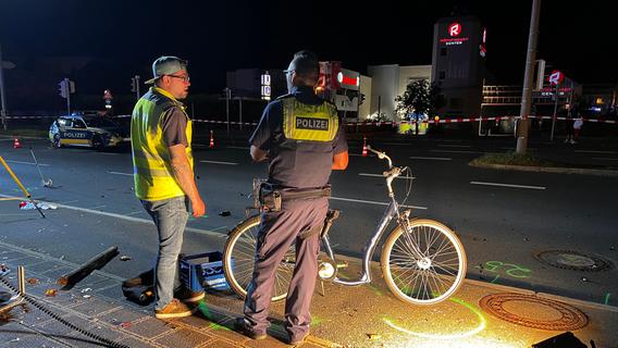 Schwerer Unfall in Nürnberg: Fahrradfahrer meterweit über die Straße geschleudert